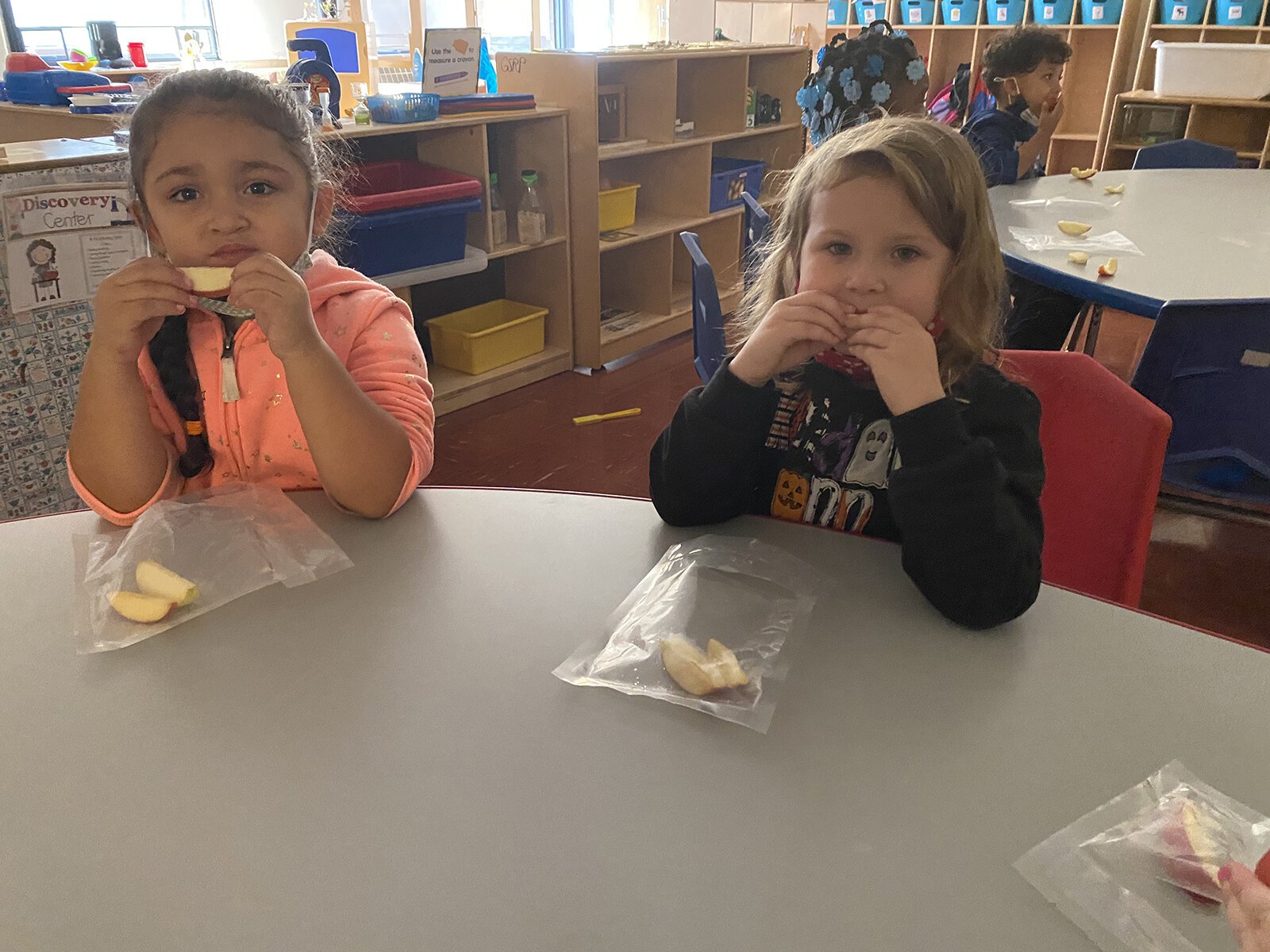 Students enjoy MI Apple Crunch Day.