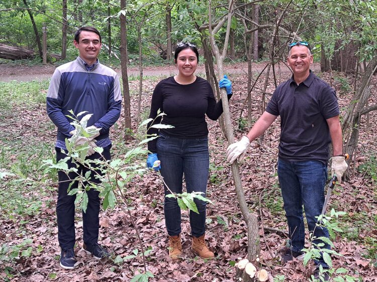 Volunteers help out at Ken-O-Sha Park