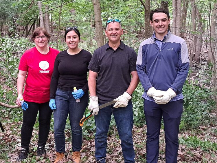 Volunteers help out at Ken-O-Sha Park.